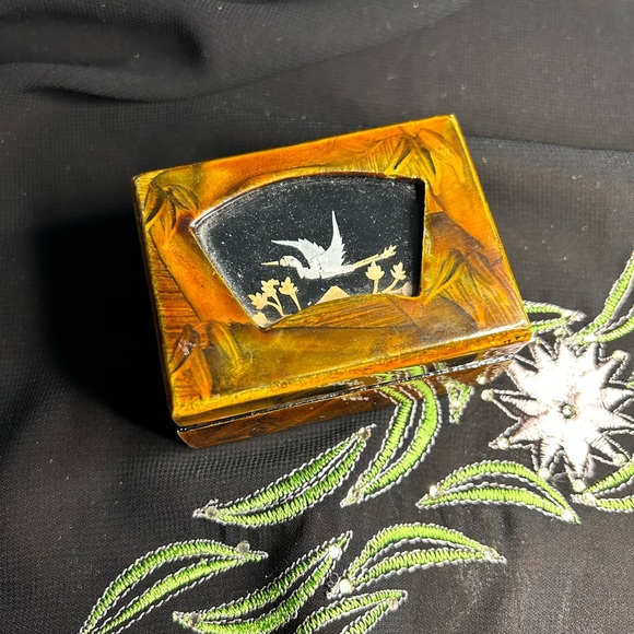 VTG Lacquered and Satin lined Stash or Trinket box. Made in China. - Picture 3 of 7